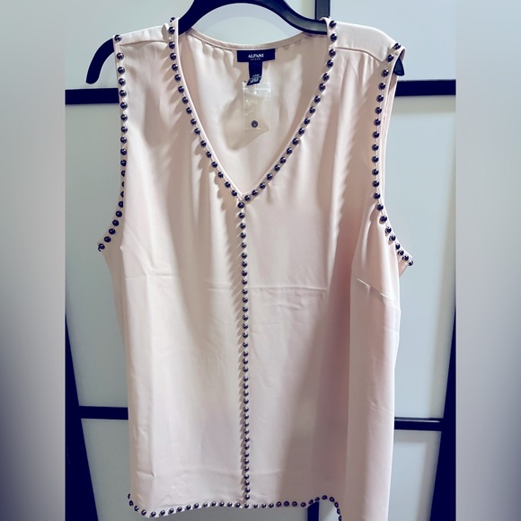 NWOT Beautiful Blush Pink With Metal Stud Trim Details VNeck Alfani Woman SZ 24 - Picture 1 of 5
